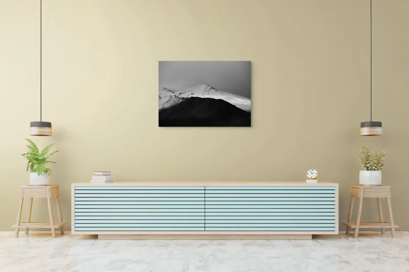 Tablou Canvas, "Întunericul se întâlnește cu albul montan", Munte, Zăpadă, Contrast, Întunecat, Vârf, Nori, Peisaj, 100 x 70 cm – poza 4