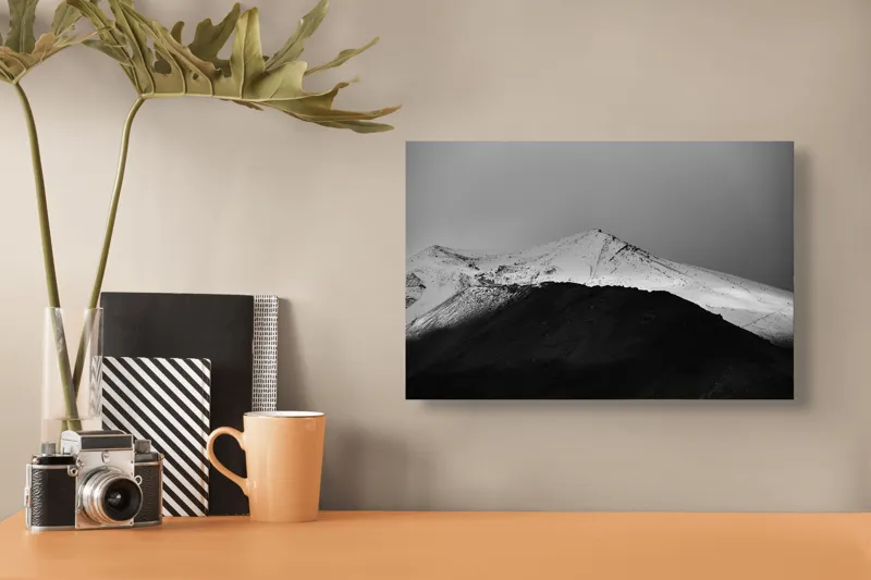 Tablou Canvas, "Întunericul se întâlnește cu albul montan", Munte, Zăpadă, Contrast, Întunecat, Vârf, Nori, Peisaj, 39 x 26 cm – poza 3