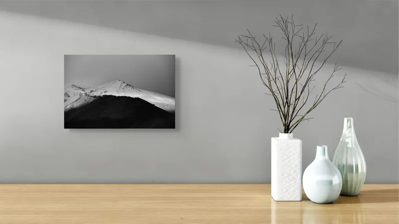 Tablou Canvas, "Întunericul se întâlnește cu albul montan", Munte, Zăpadă, Contrast, Întunecat, Vârf, Nori, Peisaj, 39 x 26 cm – poza 8