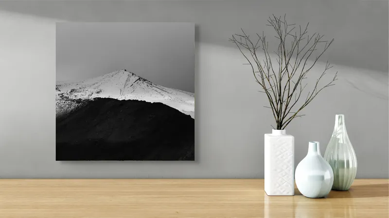 Tablou Canvas, "Întunericul se întâlnește cu albul montan", Munte, Zăpadă, Contrast, Întunecat, Vârf, Nori, Peisaj, 50 x 50 cm – poza 3