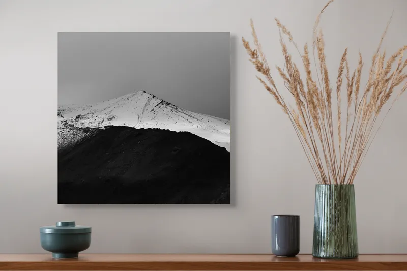 Tablou Canvas, "Întunericul se întâlnește cu albul montan", Munte, Zăpadă, Contrast, Întunecat, Vârf, Nori, Peisaj, 50 x 50 cm – poza 4