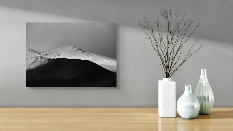 Tablou Canvas, "Întunericul se întâlnește cu albul montan", Munte, Zăpadă, Contrast, Întunecat, Vârf, Nori, Peisaj, 54 x 39 cm – poza 3