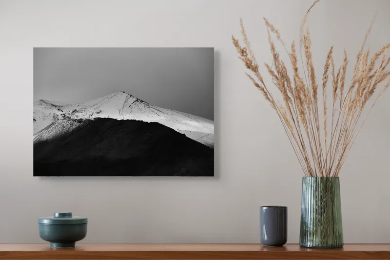 Tablou Canvas, "Întunericul se întâlnește cu albul montan", Munte, Zăpadă, Contrast, Întunecat, Vârf, Nori, Peisaj, 54 x 39 cm – poza 4