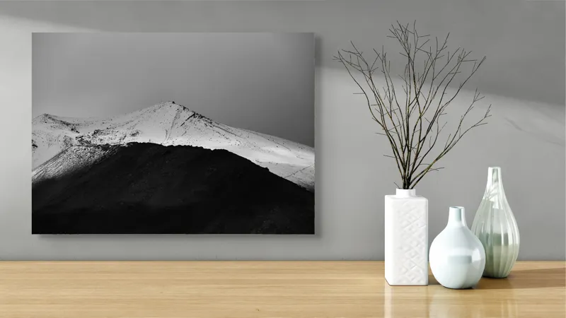 Tablou Canvas, "Întunericul se întâlnește cu albul montan", Munte, Zăpadă, Contrast, Întunecat, Vârf, Nori, Peisaj, 70 x 50 cm – poza 3