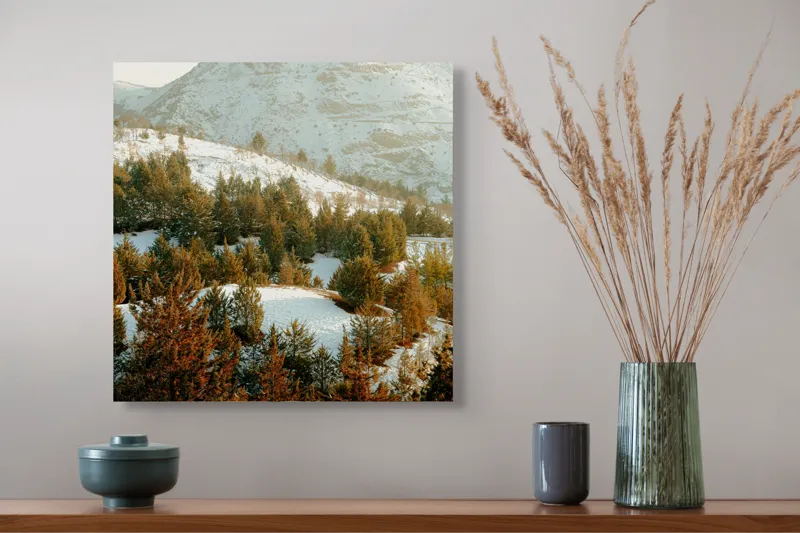 Tablou Canvas, Peisaj de Iarnă cu Munți și Pădure, 50 x 50 cm – poza 4