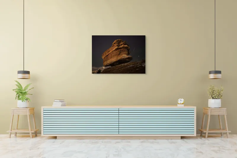 Tablou Canvas, Peisaj Nocturn cu Formațiuni Stâncoase sub Cer Înstelat, 100 x 70 cm – poza 4
