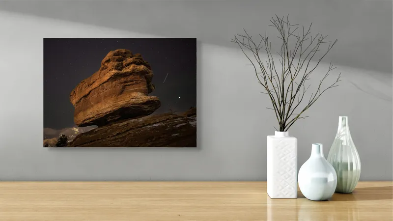 Tablou Canvas, Peisaj Nocturn cu Formațiuni Stâncoase sub Cer Înstelat, 54 x 39 cm – poza 3