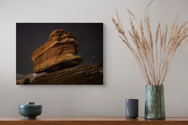 Tablou Canvas, Peisaj Nocturn cu Formațiuni Stâncoase sub Cer Înstelat, 54 x 39 cm – poza 4