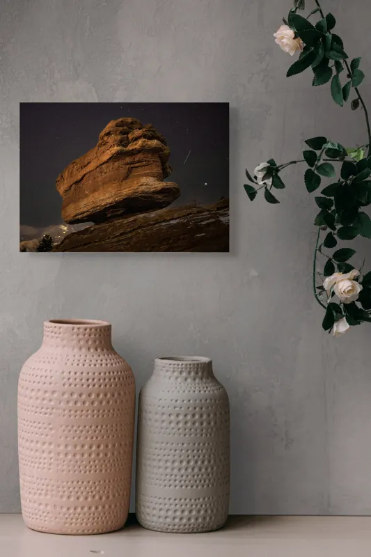 Tablou Canvas, Peisaj Nocturn cu Formațiuni Stâncoase sub Cer Înstelat, 54 x 39 cm – poza 8