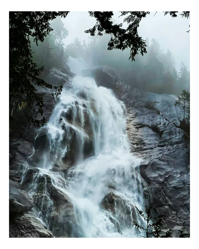 Tablou Canvas, "Cascada năvalnică în mijlocul pădurii", Cascadă, Apă, Stânci, Frunziș, Ceață, Natură, Răcoritoare, Pădure, Măreție, Revigorant, Liniște, Vărsare, Verdeață, Impresionant, Răsunet., 50 x 70 cm