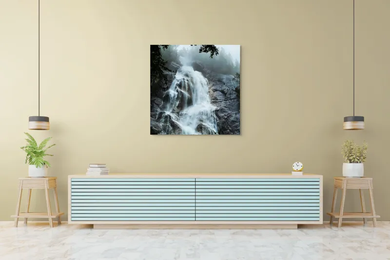 Tablou Canvas, "Cascada năvalnică în mijlocul pădurii", Cascadă, Apă, Stânci, Frunziș, Ceață, Natură, Răcoritoare, Pădure, Măreție, Revigorant, Liniște, Vărsare, Verdeață, Impresionant, Răsunet., 100 x 100 cm – poza 5