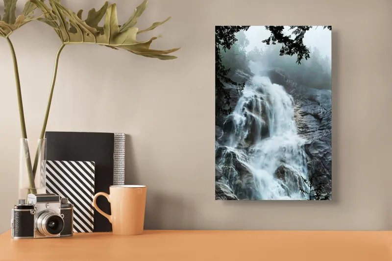 Tablou Canvas, "Cascada năvalnică în mijlocul pădurii", Cascadă, Apă, Stânci, Frunziș, Ceață, Natură, Răcoritoare, Pădure, Măreție, Revigorant, Liniște, Vărsare, Verdeață, Impresionant, Răsunet., 26 x 39 cm – poza 3