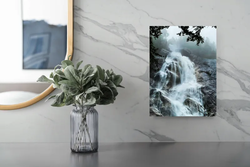 Tablou Canvas, "Cascada năvalnică în mijlocul pădurii", Cascadă, Apă, Stânci, Frunziș, Ceață, Natură, Răcoritoare, Pădure, Măreție, Revigorant, Liniște, Vărsare, Verdeață, Impresionant, Răsunet., 26 x 39 cm – poza 4