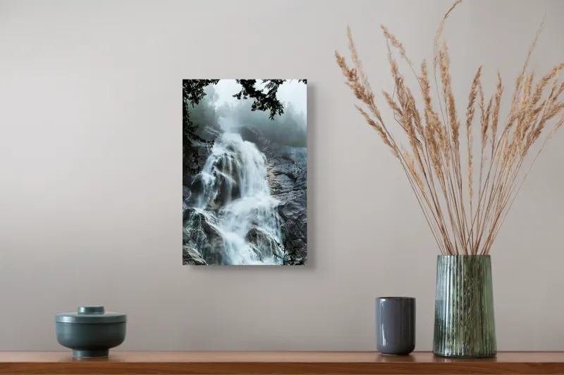 Tablou Canvas, "Cascada năvalnică în mijlocul pădurii", Cascadă, Apă, Stânci, Frunziș, Ceață, Natură, Răcoritoare, Pădure, Măreție, Revigorant, Liniște, Vărsare, Verdeață, Impresionant, Răsunet., 26 x 39 cm – poza 5