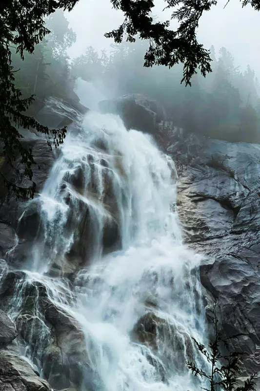 Tablou Canvas, "Cascada năvalnică în mijlocul pădurii", Cascadă, Apă, Stânci, Frunziș, Ceață, Natură, Răcoritoare, Pădure, Măreție, Revigorant, Liniște, Vărsare, Verdeață, Impresionant, Răsunet., 26 x 39 cm – poza 2