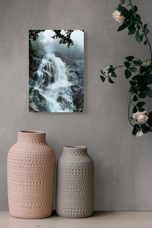 Tablou Canvas, "Cascada năvalnică în mijlocul pădurii", Cascadă, Apă, Stânci, Frunziș, Ceață, Natură, Răcoritoare, Pădure, Măreție, Revigorant, Liniște, Vărsare, Verdeață, Impresionant, Răsunet., 26 x 39 cm – poza 6