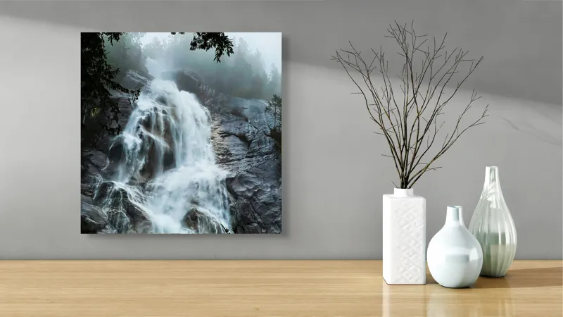 Tablou Canvas, "Cascada năvalnică în mijlocul pădurii", Cascadă, Apă, Stânci, Frunziș, Ceață, Natură, Răcoritoare, Pădure, Măreție, Revigorant, Liniște, Vărsare, Verdeață, Impresionant, Răsunet., 50 x 50 cm – poza 3