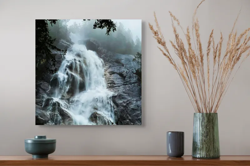 Tablou Canvas, "Cascada năvalnică în mijlocul pădurii", Cascadă, Apă, Stânci, Frunziș, Ceață, Natură, Răcoritoare, Pădure, Măreție, Revigorant, Liniște, Vărsare, Verdeață, Impresionant, Răsunet., 50 x 50 cm – poza 4