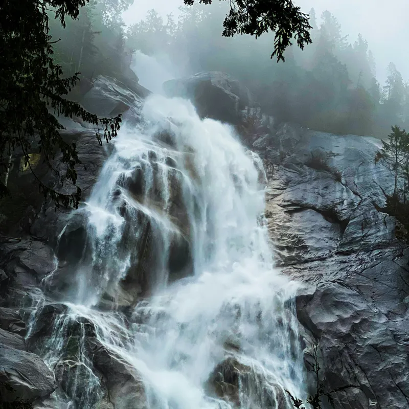 Tablou Canvas, "Cascada năvalnică în mijlocul pădurii", Cascadă, Apă, Stânci, Frunziș, Ceață, Natură, Răcoritoare, Pădure, Măreție, Revigorant, Liniște, Vărsare, Verdeață, Impresionant, Răsunet., 50 x 50 cm – poza 2