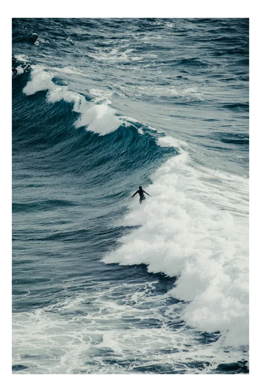 Tablou Canvas Surfer în mijlocul valurilor mării, Aventură și Natură, 39 x 54 cm