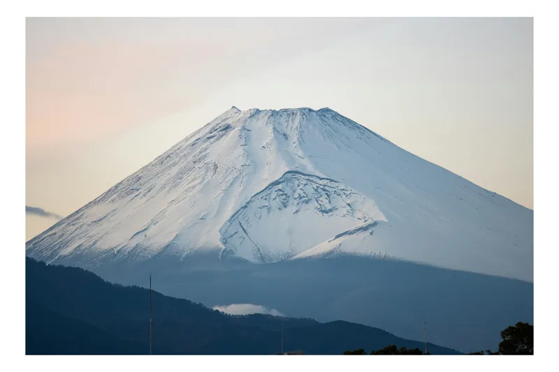 Tablou Canvas Munte înzăpezit al dimineții japoneze Majestic Snow-Capped Serene, 39 x 26 cm