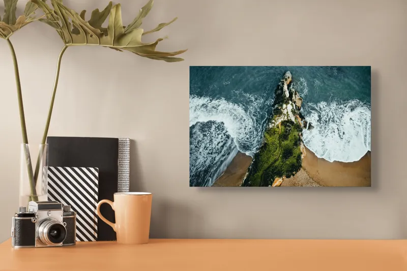 Tablou Canvas Natură Ocean Valuri Stânci Vegetație Contrast Dramatic, 39 x 26 cm – poza 3