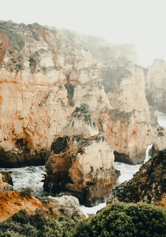 Tablou Canvas pe temă de stâncă și ocean cu vegetație și ceață, 70 x 100 cm – poza 2