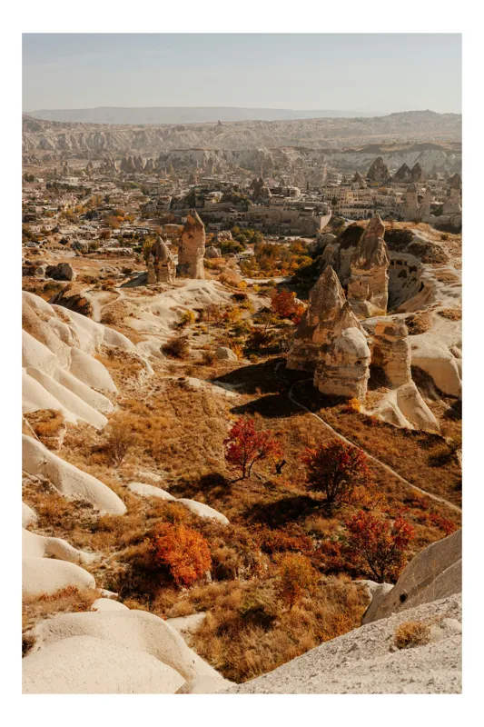Tablou Canvas, "Toamna în peisajul Cappadocia", Stânci, Peisaj, Toamnă, Oraș, Vise, Natură, Sculpturi, Vânt, Vale, Armonie, 100 x 100 cm