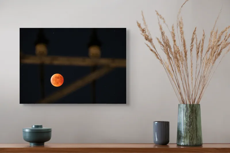 Tablou Canvas, "Luna plină prin structuri metalice", Lună, Roșie, Cer, Întunecat, Stele, Siluete, Noapte, Misterioasă, 54 x 39 cm – poza 4