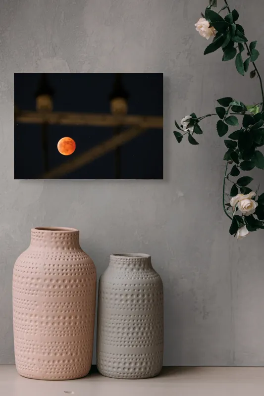 Tablou Canvas, "Luna plină prin structuri metalice", Lună, Roșie, Cer, Întunecat, Stele, Siluete, Noapte, Misterioasă, 54 x 39 cm – poza 8