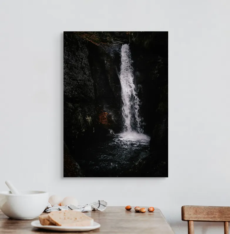 Tablou Canvas, "Căderea apei în umbra pădurii", Cascadă, Apă, Rocă, Lumină, Umbre, Natură, Pădure, Răcoritoare, Frunze, Toamnă, 50 x 70 cm – poza 3