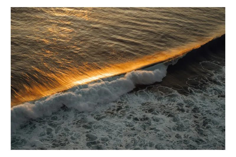 Tablou Canvas, "Reflexia aurie pe valurile mării", Apus, Valuri, Mare, Refracție, Lumină, Aurie, Ocean, Spumă, Natură, Serenitate, 54 x 39 cm