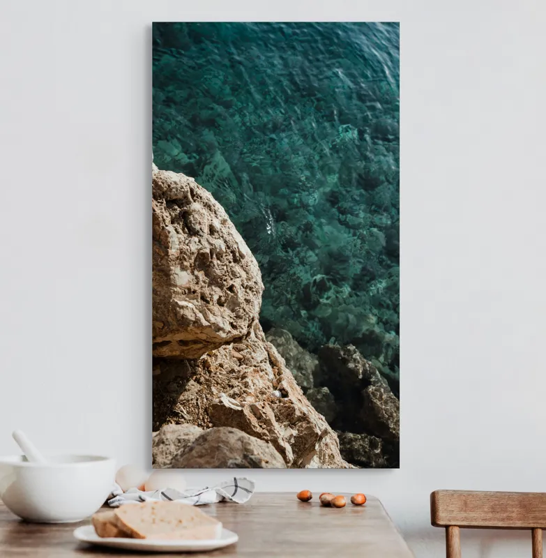 Tablou Canvas, "Marele albastru și stâncile aspre", Stâncă, Apă, Claritate, Natură, Azur, Relaxare, Lumină, Textură, 50 x 90 cm – poza 3