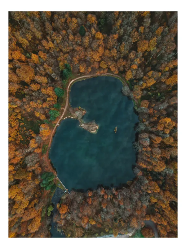 Tablou Canvas, "Mysteriul lacului în pădurea de toamnă", Lac, Pădure, Toamnă, Frunze, Reflecție, Barcă, Natură, Peisaj, Aerian, Culoare, 100 x 100 cm