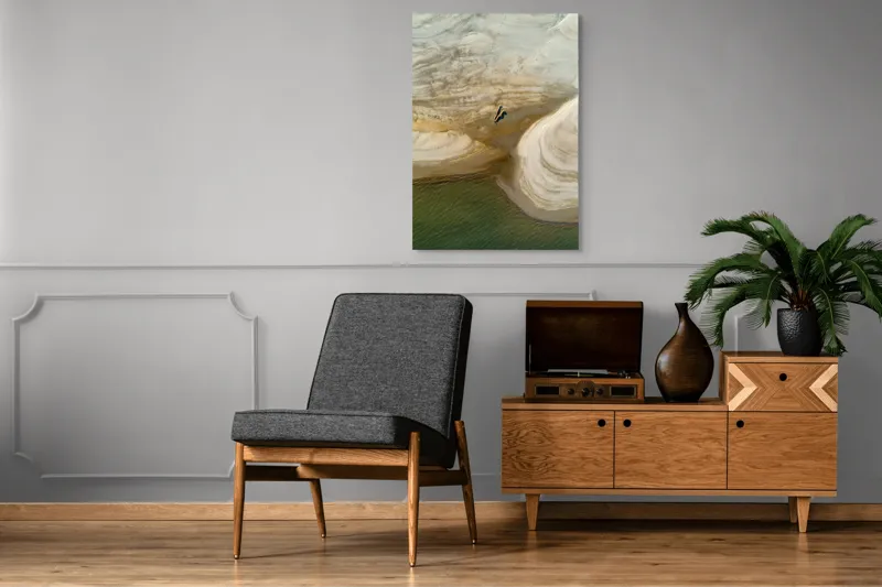 Tablou Canvas, "Un colț de plajă izolat", Nisip, Apă, Lemn, Texturi, Valuri, Linie, Mal, Natură, Culori, Contrast, 70 x 100 cm – poza 6