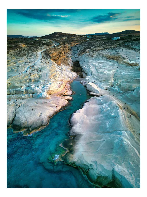 Tablou Canvas, "Canyonul albastru în lumina apusului", Erozionare, Stânci, Apă, Albastru, Cer, Relief, Peisaj, Natură, Lumină, Texturi, 70 x 100 cm