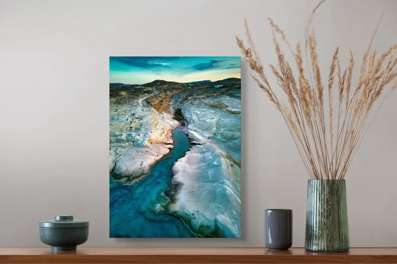 Tablou Canvas, "Canyonul albastru în lumina apusului", Erozionare, Stânci, Apă, Albastru, Cer, Relief, Peisaj, Natură, Lumină, Texturi, 39 x 54 cm – poza 3