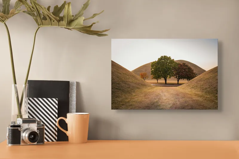 Tablou Canvas, "Între tăcerea dealurilor toamnei", Apus, Dealuri, Copaci, Cărare, Peisaj, Serenitate, Natură, Orizont, Culori, Tihnă, 39 x 26 cm – poza 3
