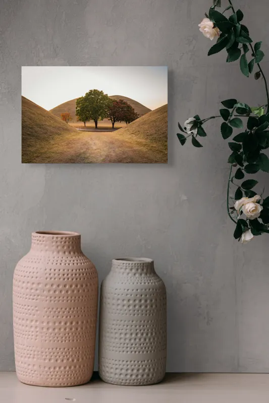 Tablou Canvas, "Între tăcerea dealurilor toamnei", Apus, Dealuri, Copaci, Cărare, Peisaj, Serenitate, Natură, Orizont, Culori, Tihnă, 39 x 26 cm – poza 4