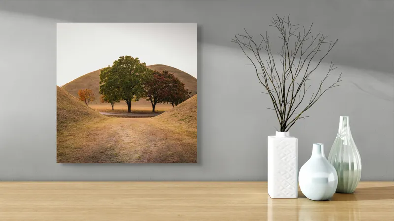 Tablou Canvas, "Între tăcerea dealurilor toamnei", Apus, Dealuri, Copaci, Cărare, Peisaj, Serenitate, Natură, Orizont, Culori, Tihnă, 50 x 50 cm – poza 3