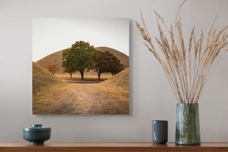 Tablou Canvas, "Între tăcerea dealurilor toamnei", Apus, Dealuri, Copaci, Cărare, Peisaj, Serenitate, Natură, Orizont, Culori, Tihnă, 50 x 50 cm – poza 4