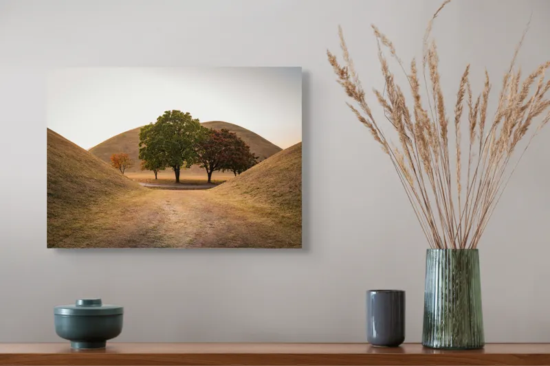 Tablou Canvas, "Între tăcerea dealurilor toamnei", Apus, Dealuri, Copaci, Cărare, Peisaj, Serenitate, Natură, Orizont, Culori, Tihnă, 54 x 39 cm – poza 4