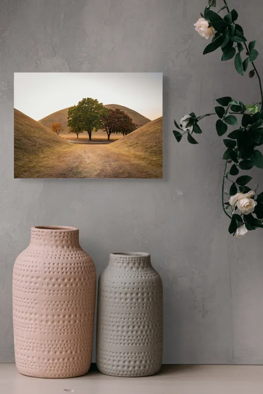 Tablou Canvas, "Între tăcerea dealurilor toamnei", Apus, Dealuri, Copaci, Cărare, Peisaj, Serenitate, Natură, Orizont, Culori, Tihnă, 54 x 39 cm – poza 8