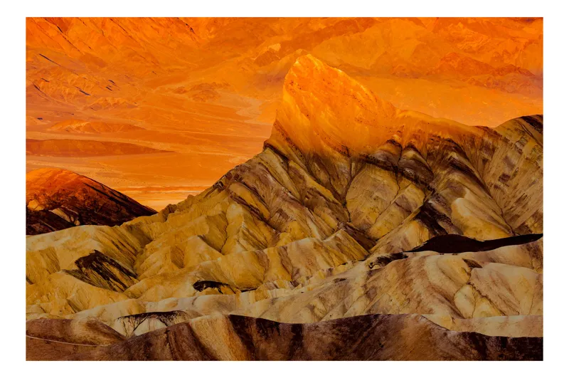 Tablou Canvas, "Fascinația stâncilor sub apus radiant", Auriu, Strălucitor, Munți, Peisaj, Arid, Dramatic, Texturi, Natură, 90 x 50 cm