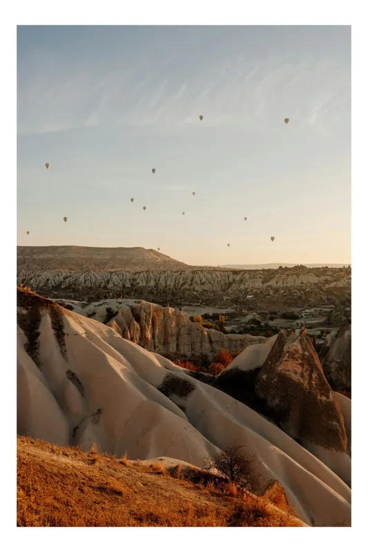 Tablou Canvas, "Zbor de vis în Cappadocia", Balon, Răsărit, Stânci, Peisaj, Culoare, Cer, Aventură, Pitoresc, Panorama, Natură, 100 x 150 cm
