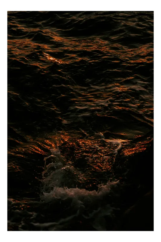 Tablou Canvas, "Lumina apusului peste valuri întunecate", Valuri, Apus, Reflexii, Apa, Lumină, Întuneric, Mișcare, Mistic, Nuanțe, Profunzime, 50 x 90 cm