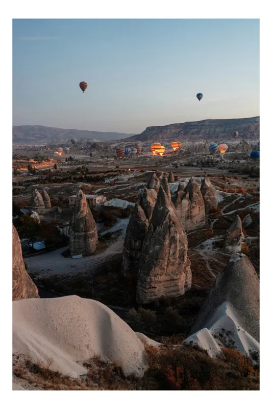Tablou Canvas, "Zbor deasupra văilor Cappadociei", Balon, Zorii-Zilei, Peisaj, Rocă, Înălțime, Câmpie, Vârfuri, Aer, Lumină, Priveliște, 26 x 39 cm