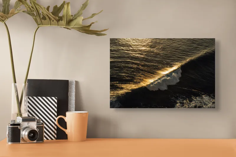 Tablou Canvas, "Valuri aurii la apusul soarelui", Aur, Valuri, Reflexie, Mare, Lumină, Apus, Spumă, Ocean, Calm, Strălucire, 39 x 26 cm – poza 3