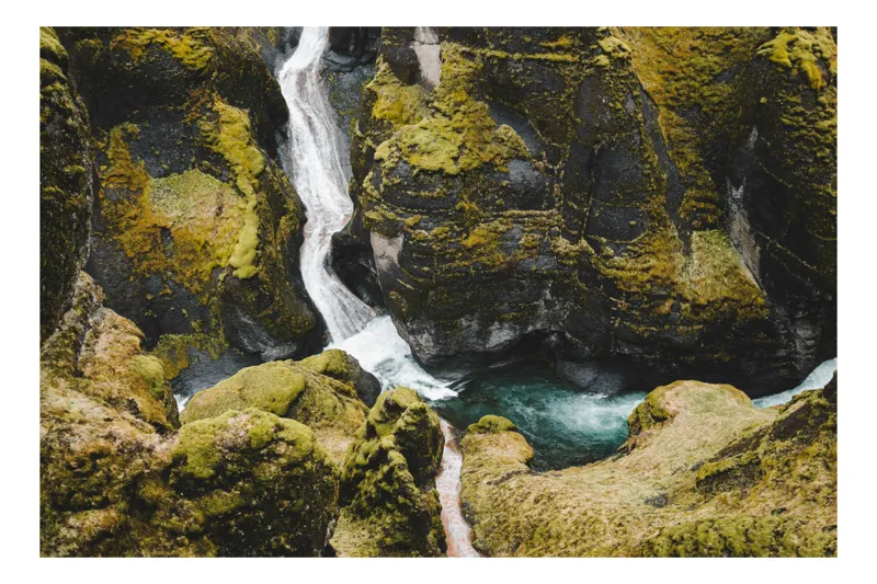 Tablou Canvas, "Cascada ascunsă în munți verzi", Cascade, Stânci, Mușchi, Apă, Frumusețe, Natură, Verde, Sălbatic, Peisaj, Serpentină, 54 x 39 cm