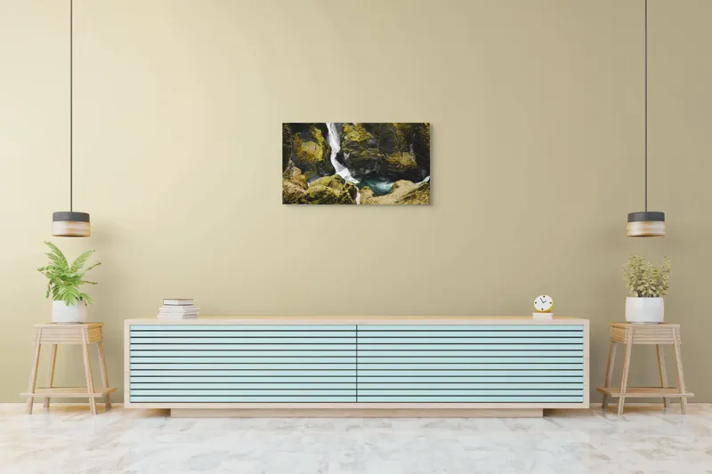 Tablou Canvas, "Cascada ascunsă în munți verzi", Cascade, Stânci, Mușchi, Apă, Frumusețe, Natură, Verde, Sălbatic, Peisaj, Serpentină, 90 x 50 cm – poza 5